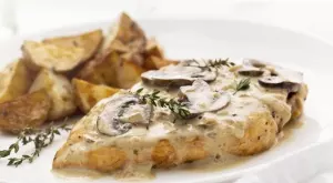 Крехки пилешки пържоли на фурна със сметана и гъби