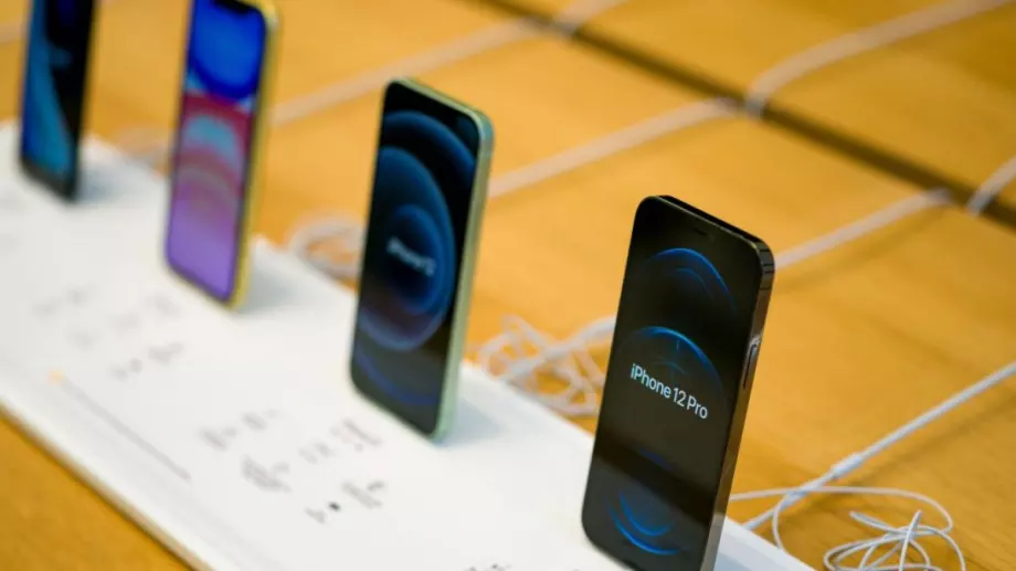Коледните продажби напомпаха с десетки милиарди приходите на Apple