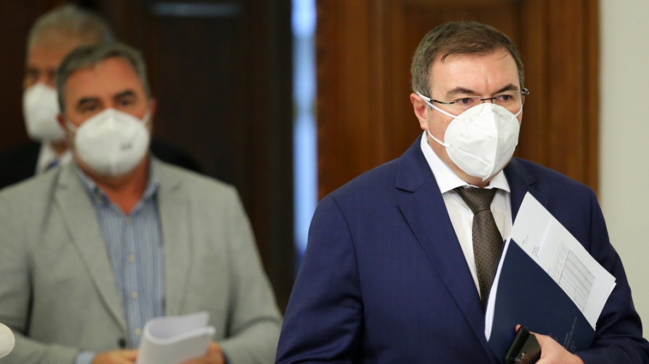 Държавата подготвя нови ограничения в борбата с коронавируса които засягат