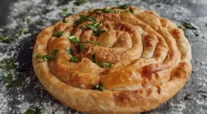 Баница с домашни кори с праз лук и извара