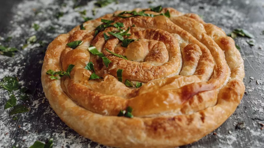 Баница с домашни кори с праз лук и извара