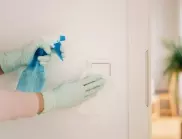 Как да почистите мазните петна по стената?