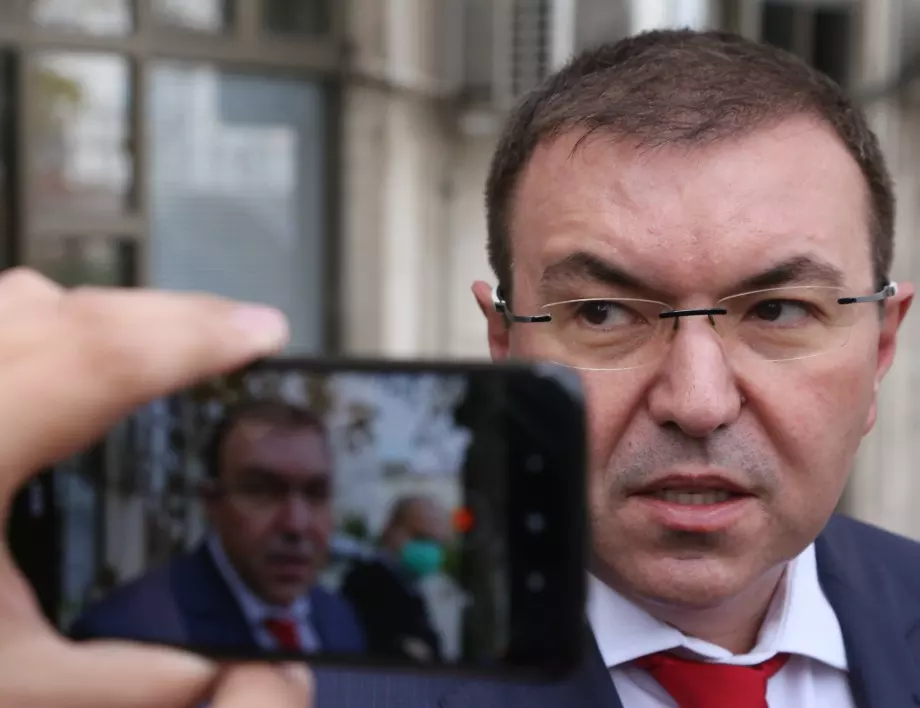 Здравният министър с нова заповед: Забранява влизането в България до края на януари, с няколко изключения