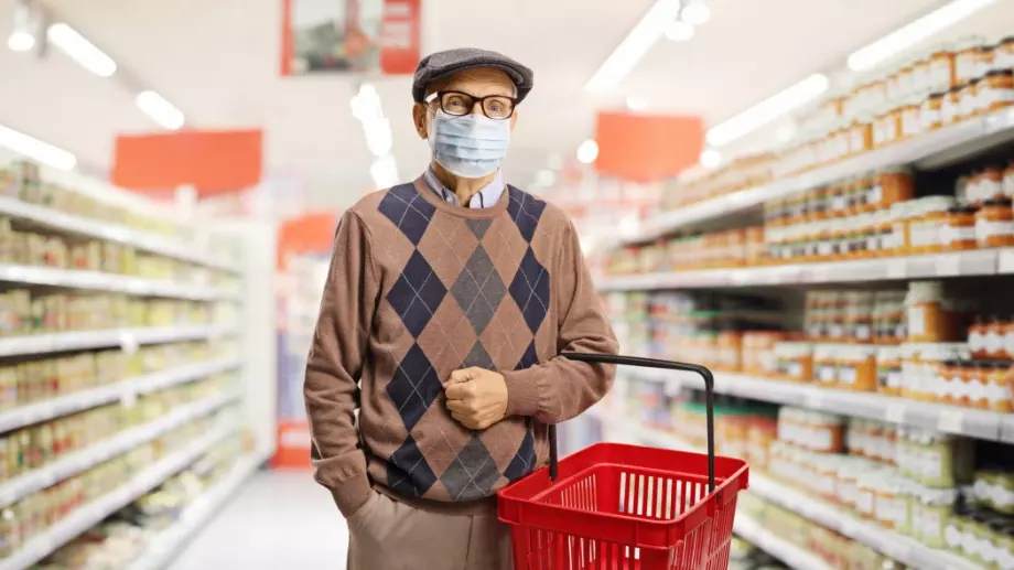 Възрастните хора ще пазаруват в нов час в магазини и аптеки