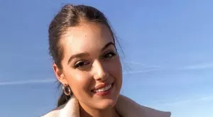 Дъщерята на Гала разгорещи страстите със секси СНИМКИ