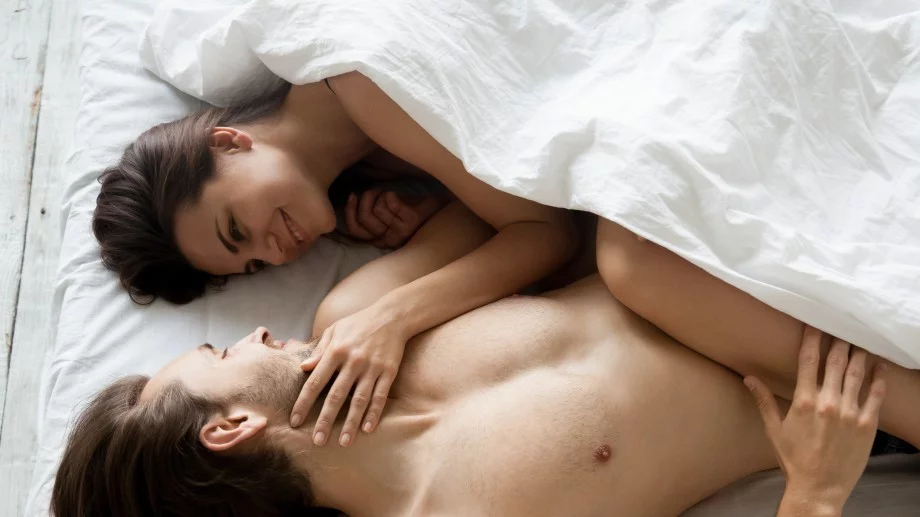 4 „зимни” секс пози, които да пробвате още тази седмица