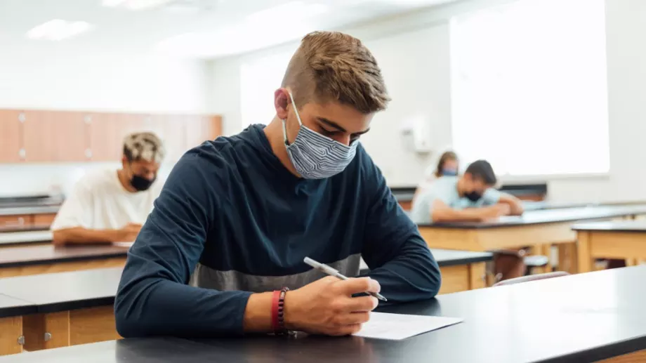 Удължават учебната година с 2 седмици