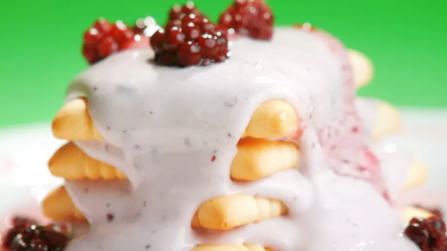 Най-вкусната бисквитена торта, поръсена с ядки или плодове