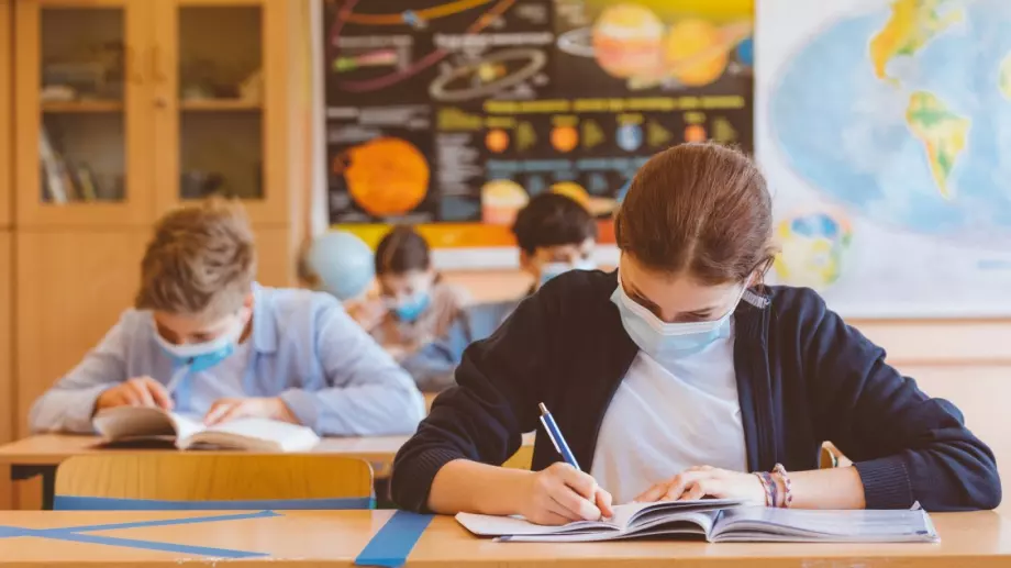 Маските стават задължителни в училище