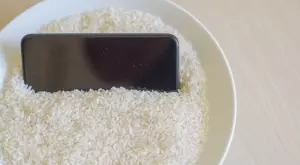 Ето защо НЕ бива да слагате мокър телефон в ориз