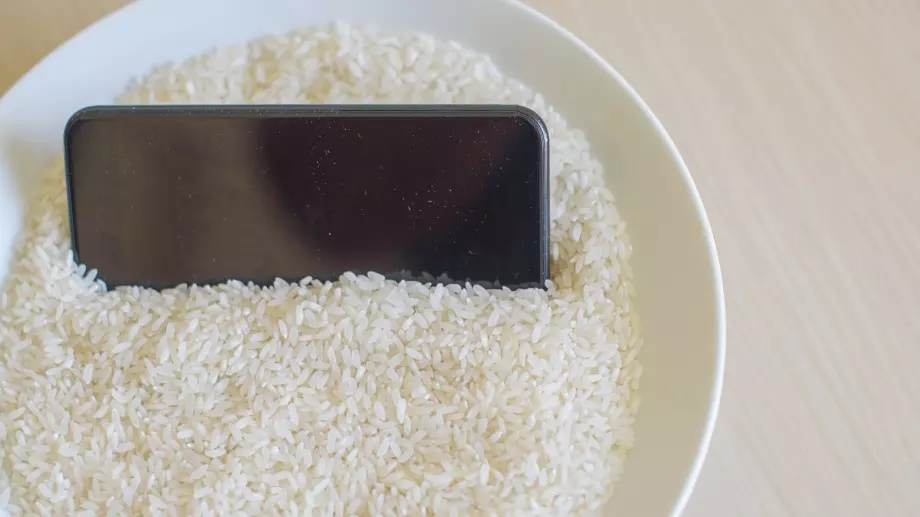 Ето защо НЕ бива да слагате мокър телефон в ориз