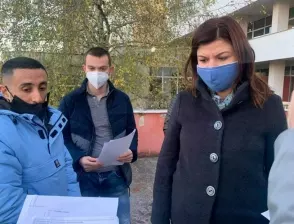 Зам.-кметът на Враца и общински съветници помагат като доброволци на местното РЗИ