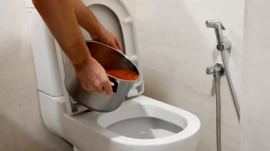 НЕ хвърляйте стара храна в тоалетната 