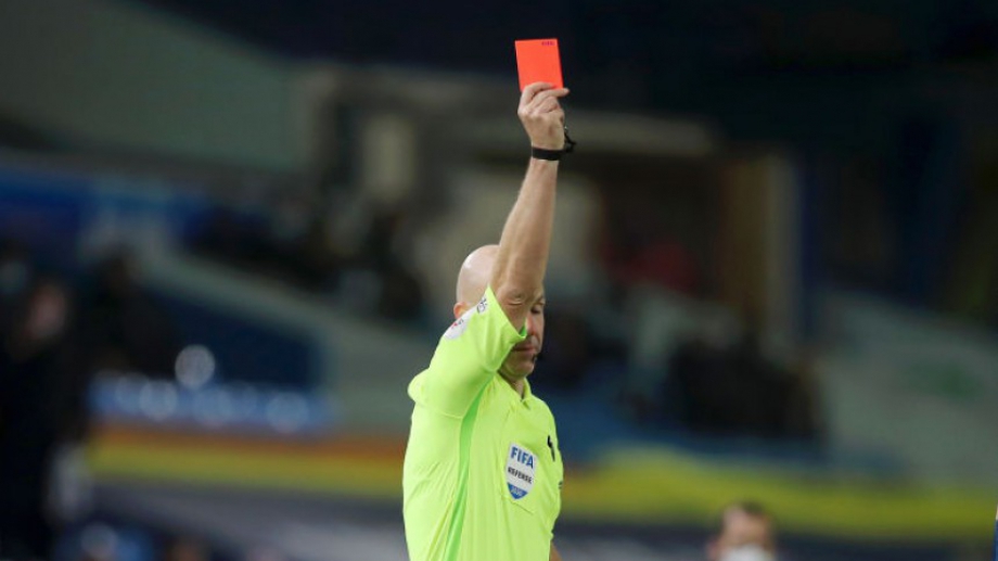 Защитникът на Габриел Магаляеш беше изгонен по време на дербито