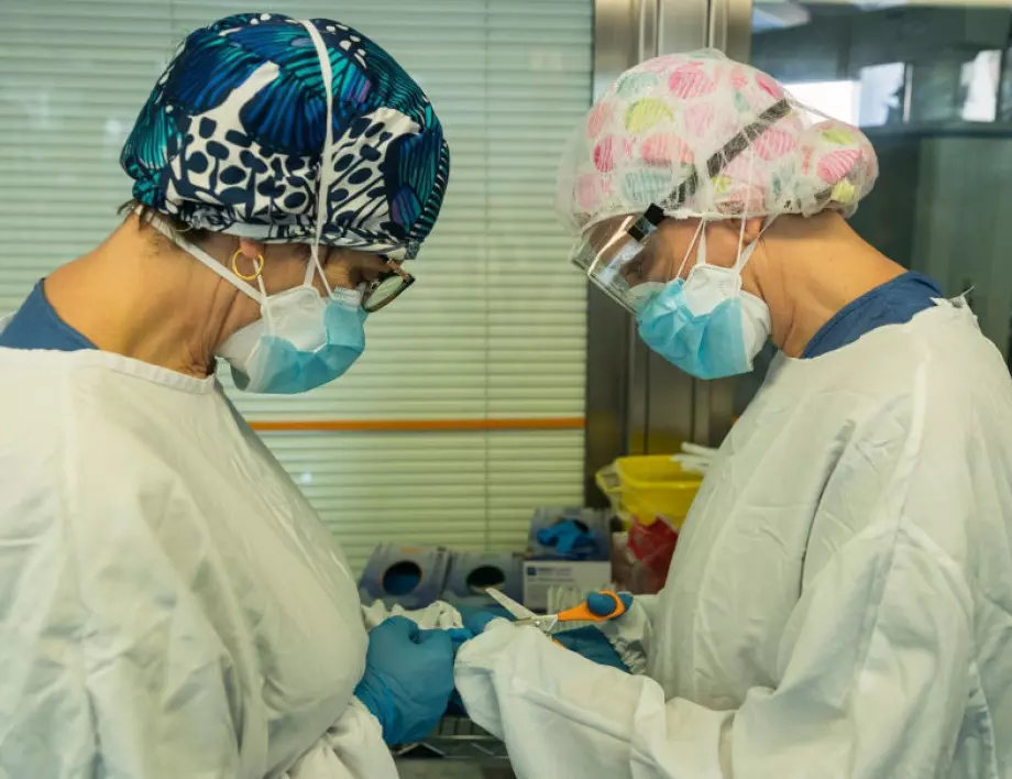 Коронавирусът в България: Настанените за лечение в болници отново намаляват