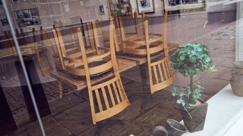 Здравният министър реши за учениците, МОЛ-овете и заведенията