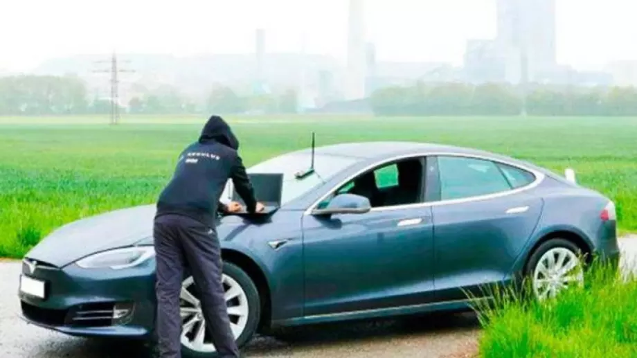 Шофьори с Тesla не успяха да подкарат колите си – приложението им забило