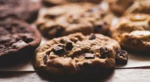 Домашни бисквитки с три вида шоколад