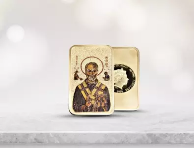 Образът на Свети Николай Чудотворец изгрява върху позлатена монета