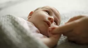 Виц на деня: Стои татко пред родилното