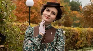 Жена се облича в ежедневието сякаш е от 19 век (СНИМКИ)