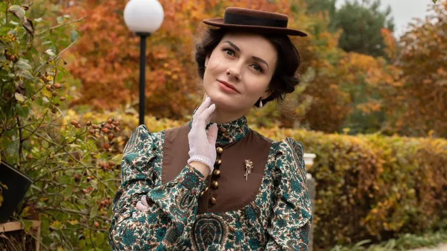 Жена се облича в ежедневието сякаш е от 19 век (СНИМКИ)