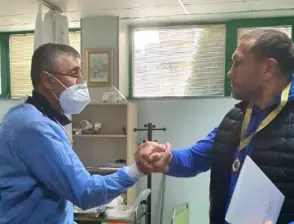 Кобрата без маска в болница дни преди мача с Джошуа (ВИДЕО)