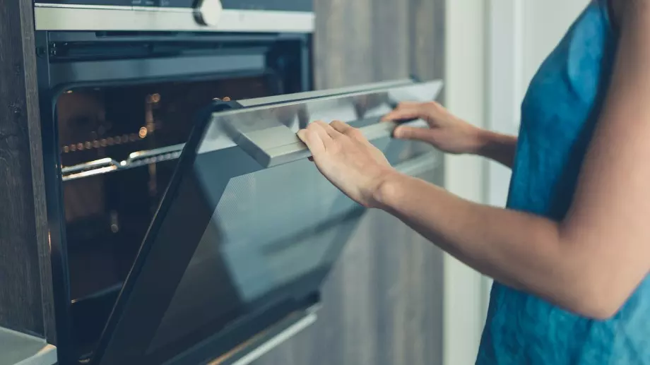 Няколко капки от това и само за 1 нощ фурната ще заблести от чистота