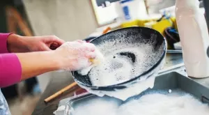 Ето как опитните домакини премахват загорелите следи по тенджери и тигани