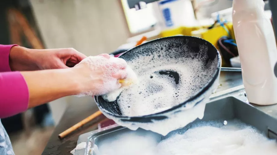 Ето как опитните домакини премахват загорелите следи по тенджери и тигани