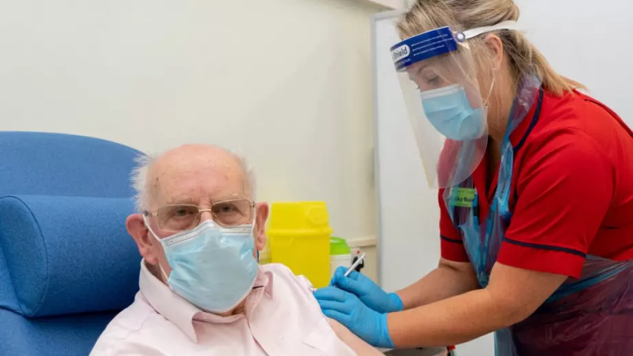 Коледен подарък: Словакия дава по 500 евро на възрастни хора, за да се ваксинират