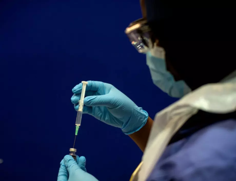 Медиците, които искат да се ваксинират срещу коронавируса, още са малко