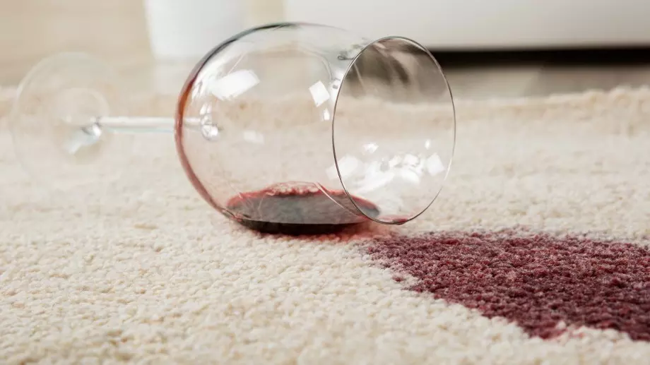 4 начина да почистите петно от червено вино