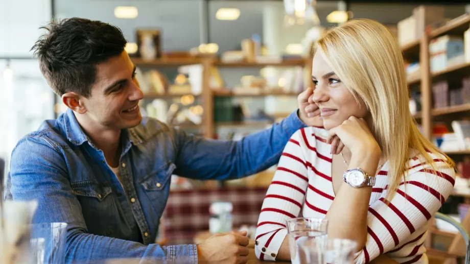 Как да разберем, че един мъж иска връзка, а не приятелство