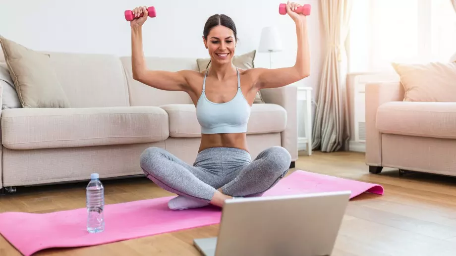 Лесни упражнения у дома за стегнати ръцете (ВИДЕО)