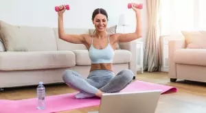 Страхотни упражнения, с които ще стегнете отпуснатата кожа на ръцете (ВИДЕО)