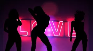 Женски виц за 28 юли 2023: Съпруга решила да заведе мъжа си на стриптийз