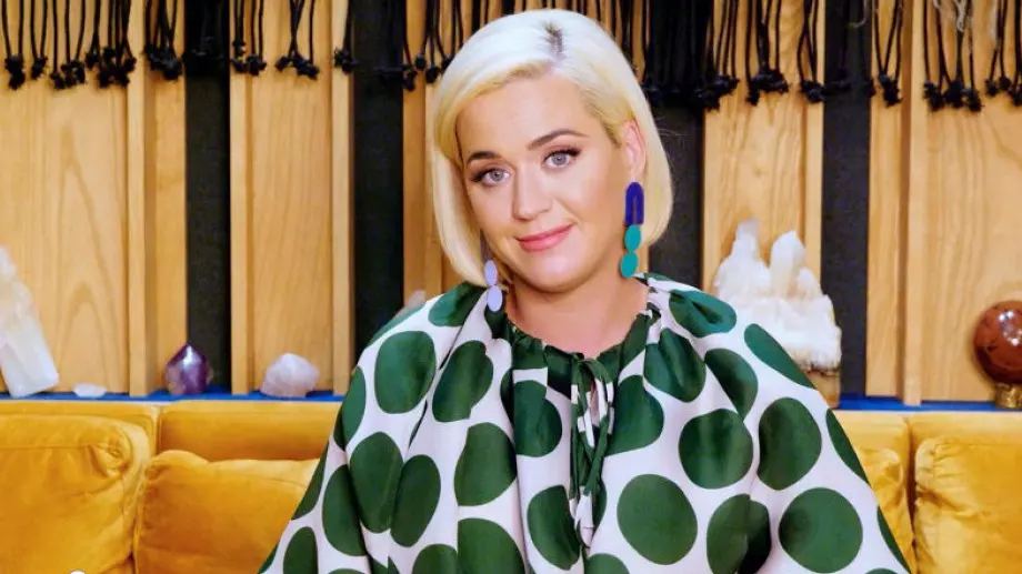 Кейти Пери посвети албум на "коледната целувка" на Сатурн и Юпитер