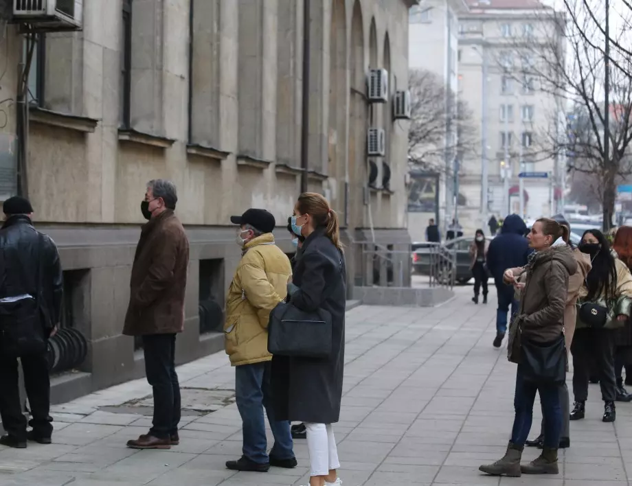 Опашки пред куриерските офиси в София  