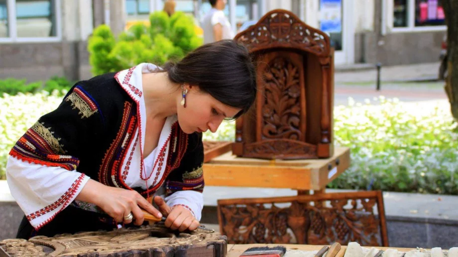 Виктория Денева - майстор дърворезбар и пазител на традициите