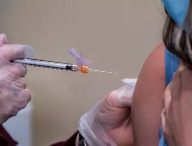 25 медици от Спешната помощ в София се ваксинираха срещу COVID-19