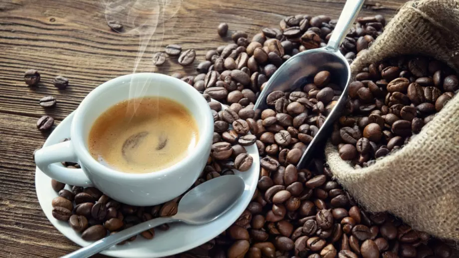 Кафе топи замръзналите улици на Краков