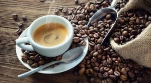 Италианците са недоволни: любимата им напитка поскъпва