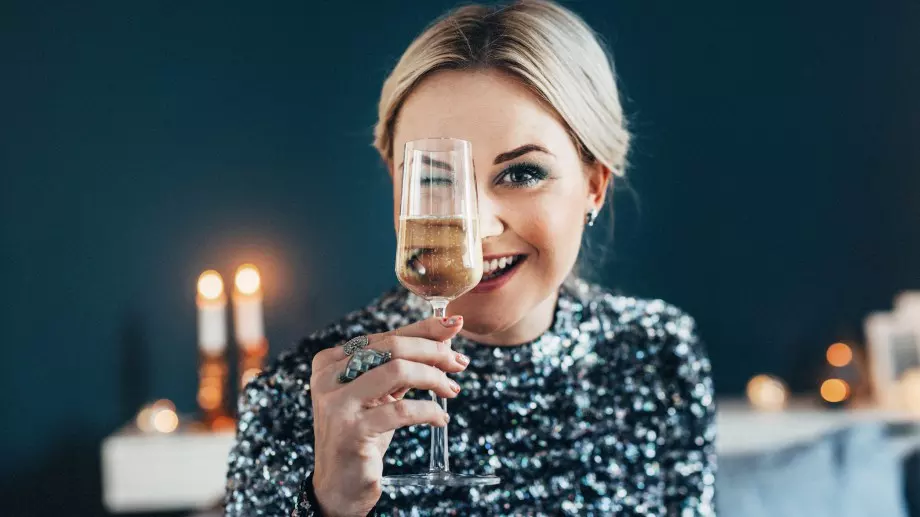 4 идеи за прически за новогодишно парти вкъщи