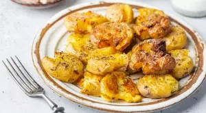 Неустоими и хрупкави: Картофи с пармезанова коричка на фурна