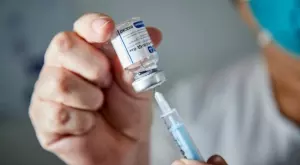 Столетница се ваксинира със Спутник V и дава съвети за дълголетие 