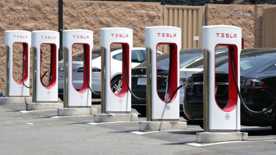 Американският производител на електрически коли Tesla изгражда зарядна станция за