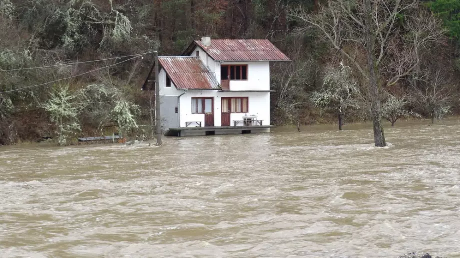 Отпускат по 375 лева еднократно на пострадали от наводненията