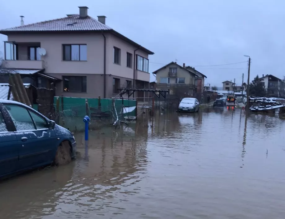 Отводняват десетки домове в Софийско