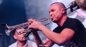 Гъмзата изненада! Вижте го с коса (СНИМКA)